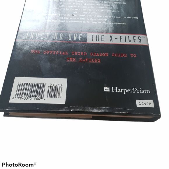TRUST NO ONE : THE X-Files Book (1996) - Picture 5 of 7